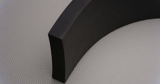 Side view showing the lateral thickness of MOR rubber conveyor belt with 3/4 inch thickness, black color, top and bottom rubber.