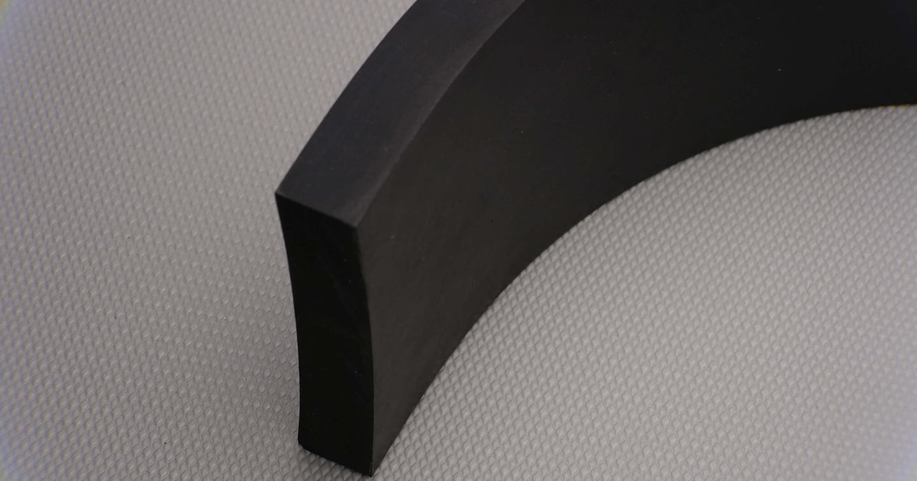 Side view showing the lateral thickness of MOR rubber conveyor belt with 3/4 inch thickness, black color, top and bottom rubber.