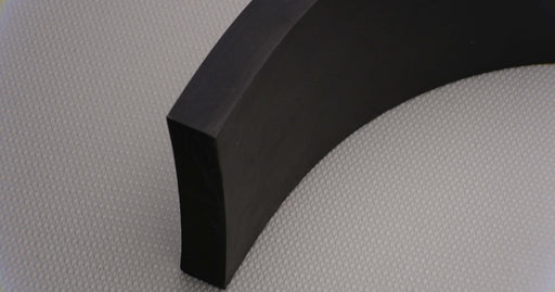 Side view showing the lateral thickness of MOR rubber conveyor belt with 3/4 inch thickness, black color, top and bottom rubber.