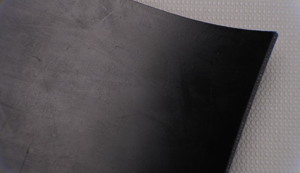 Black color on both top and bottom of rubber conveyor belt.