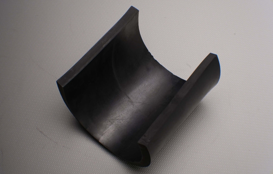 Top and front view of skirtboard rubber conveyor belt, 1/4" thickness, black color, smooth top and bottom surfaces, durometer 55-75, tensile 1650 psi.
